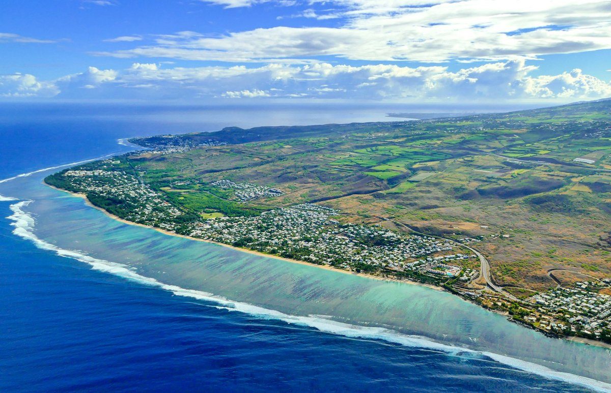 Côte de La Réunion vue du ciel, avec son lagon turquoise et la ligne blanche du récif
