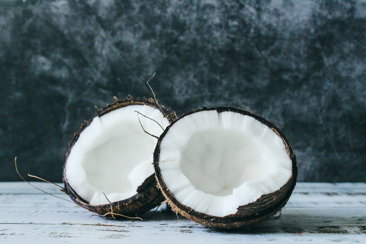 Deux moitiés de noix de coco ouvertes