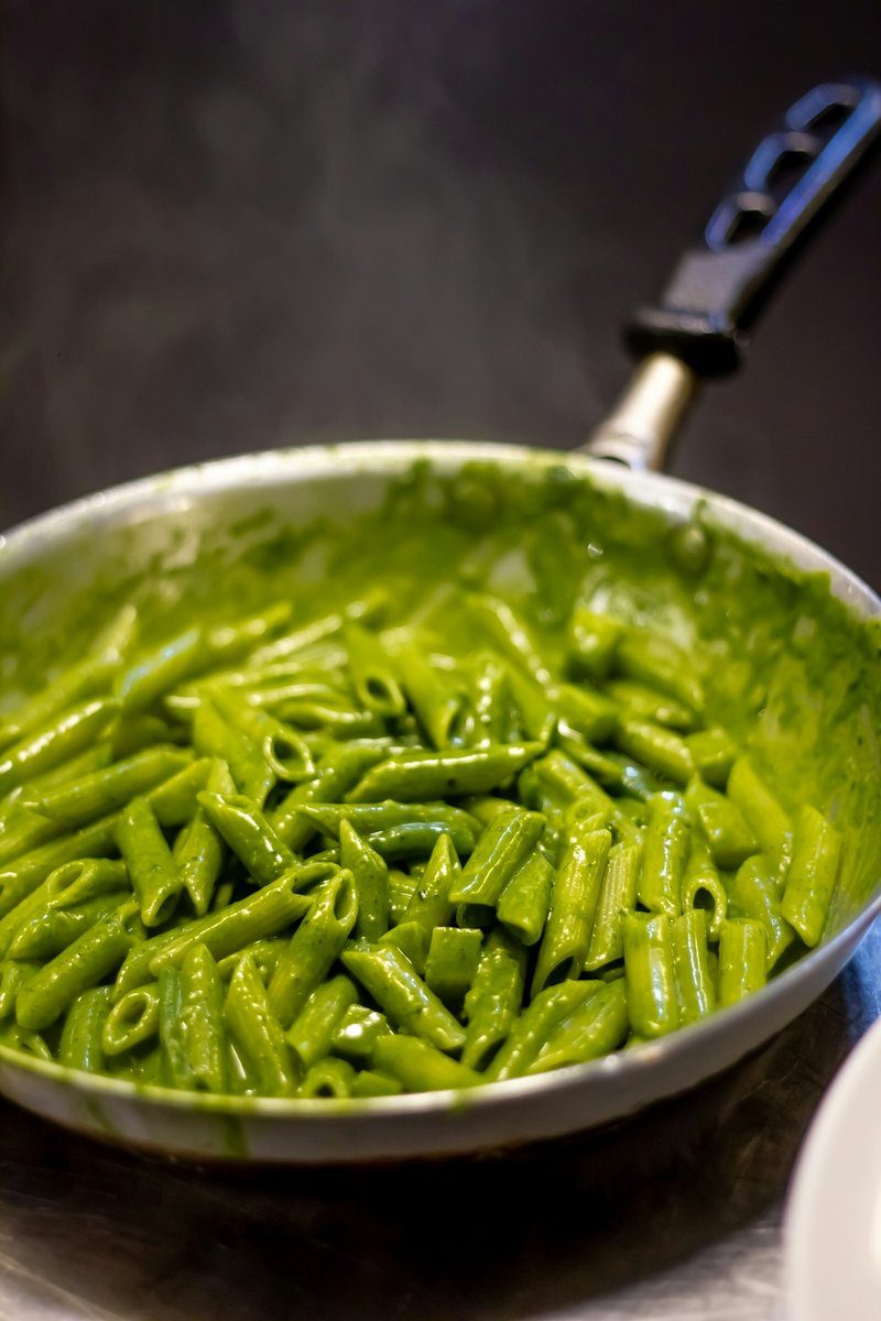 Poêlée de pâtes enrobées d'une sauce verte