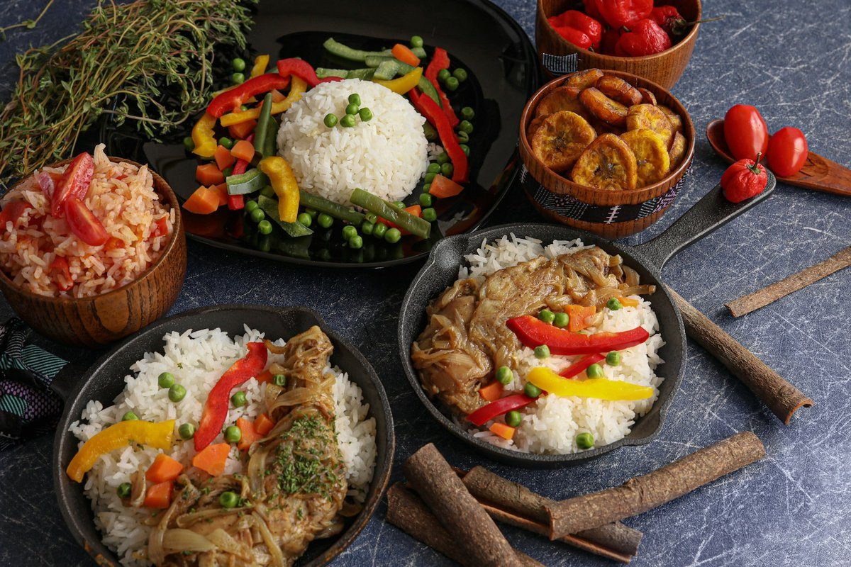 Table couverte de plats de riz, de légumes et d'épices